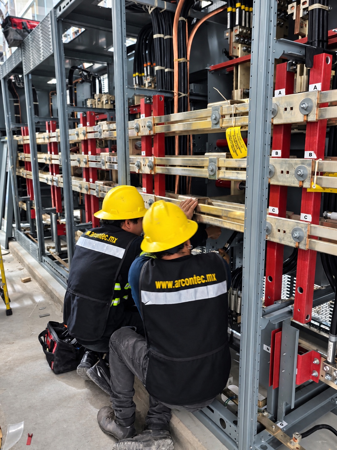 Técnicos trabajando en barras de distribución
