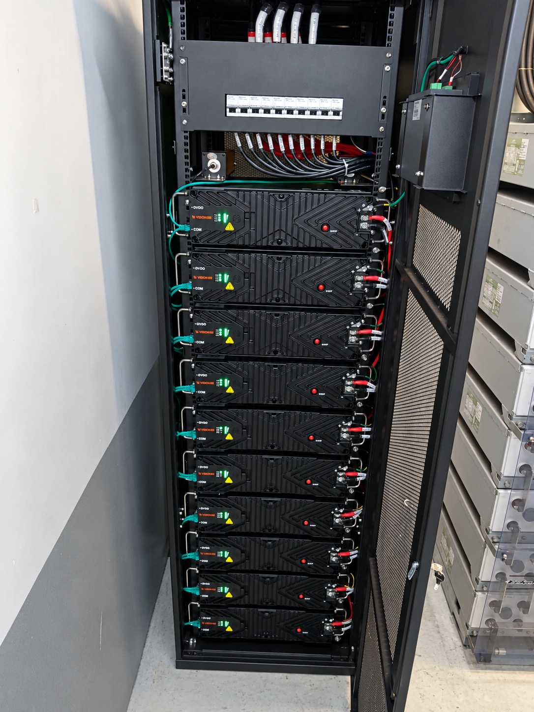 Lithium battery bank and connection layout