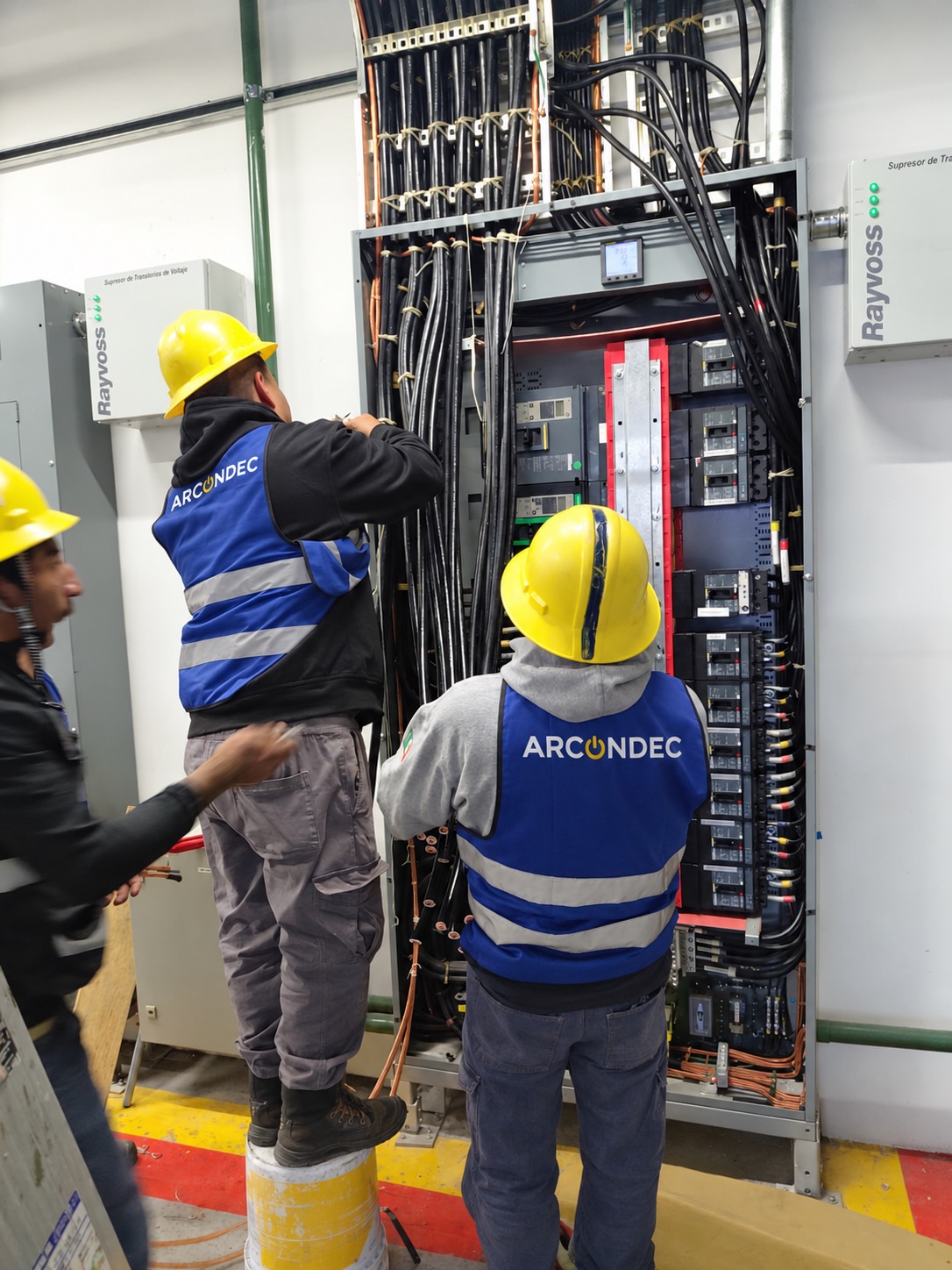 Trabajadores de Arcondec instalando infraestructura eléctrica en el HUB Pachuca