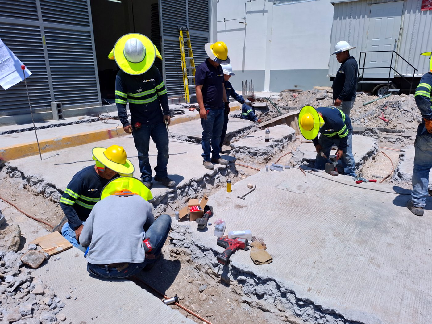 Grupo Arcondec crew carrying out electrical works on site