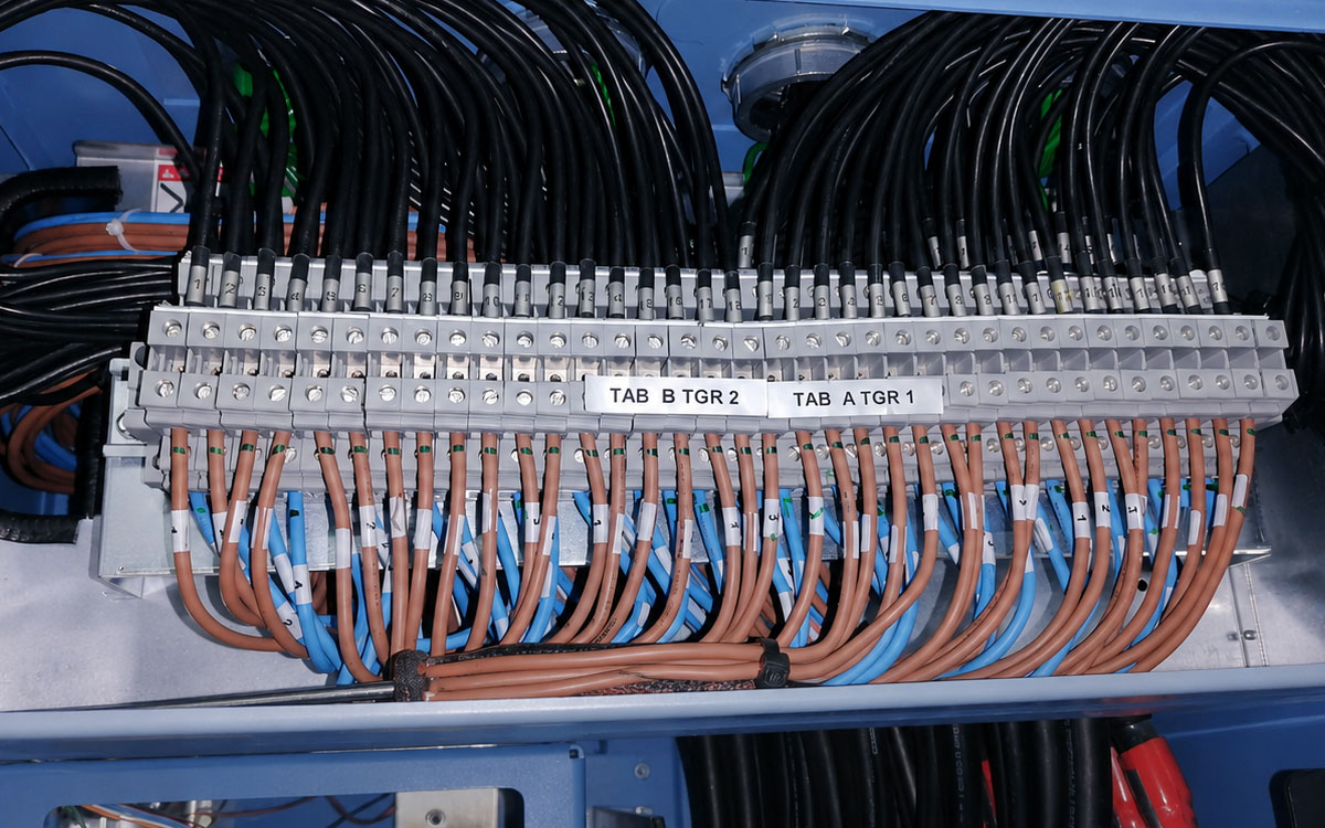 Cableado y barras de cobre en tablero de distribución, con etiquetado por circuito