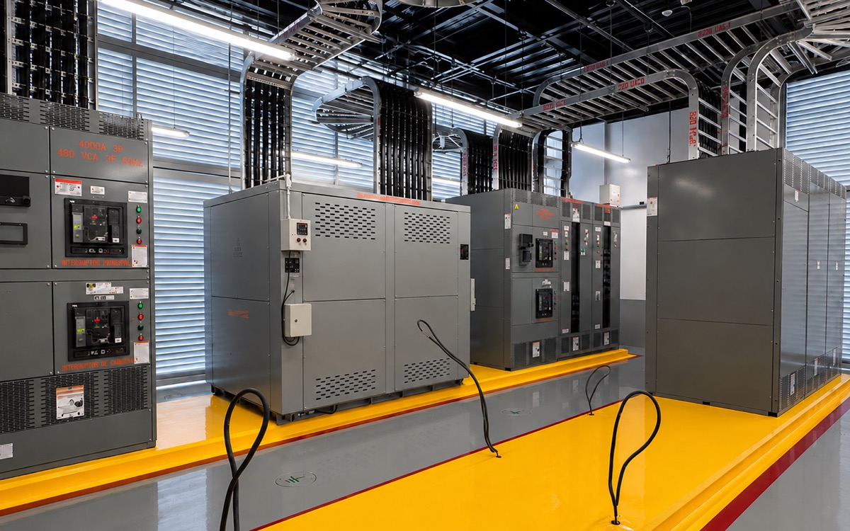Equipo eléctrico y tableros en sala con canalización estructurada